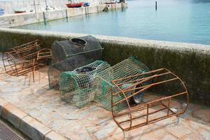 viejas jaulas de pesca, algunas de ellas sin su red y oxidadas. abandonado. foto