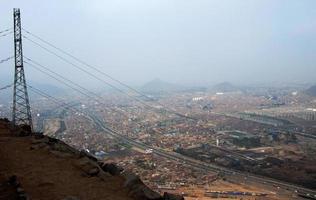 vista panorámica de lima desde el cerro san cristobal, a 850 m. torre de transmision electrica foto