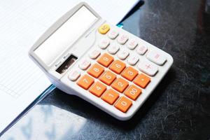 calculadora en el escritorio de la oficina foto