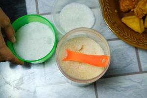 el condimento para cocinar consiste en azúcar, sal y glutamato monosódico en la mesa foto
