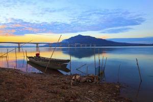 barcos de pesca en el río mekong foto