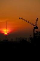 grúa en obra al atardecer foto