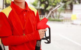 trabajador de gasolinera y servicio foto