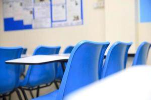 sillas y mesas en un salón de clases foto