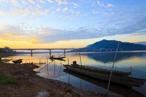 barcos de pesca en el río mekong foto