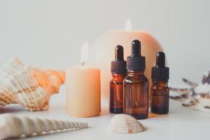 botellas de vidrio marrón con suero, aceite esencial u otro producto cosmético. embalaje cosmético orgánico natural, concepto de cuidado de la piel. foto