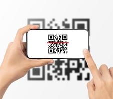 mano usando el código qr de escaneo de teléfono inteligente móvil. lector de código de barras, pago con código qr, tecnología sin efectivo, concepto de dinero digital foto