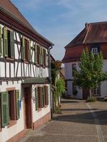 la pequeña ciudad de kandel en el pfalz alemán foto