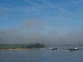 el río rin cerca de wesel por la mañana foto