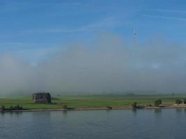 el río rin cerca de wesel por la mañana foto