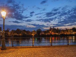 la ciudad de maastricht en el río maas foto