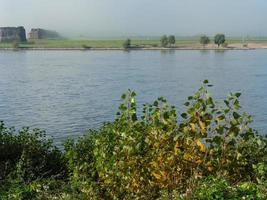 el río rin cerca de wesel por la mañana foto