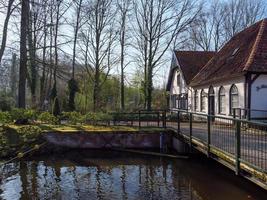 molino de agua cerca de winterwijk en los países bajos foto