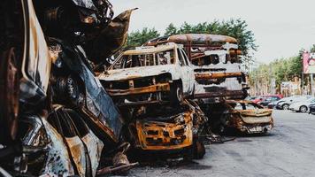 irpin, región de Kyiv, ucrania - 28 de abril de 2022. cementerio de coches en irpin, consecuencias de la invasión del ejército ruso en ucrania. foto