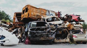 irpin, región de Kyiv, ucrania - 28 de abril de 2022. cementerio de coches en irpin, consecuencias de la invasión del ejército ruso en ucrania. foto