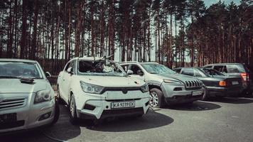 irpin, región de Kyiv, ucrania - 28 de abril de 2022. cementerio de coches en irpin, consecuencias de la invasión del ejército ruso en ucrania. foto