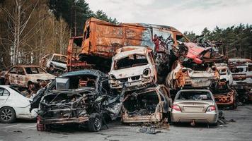 irpin, región de Kyiv, ucrania - 28 de abril de 2022. cementerio de coches en irpin, consecuencias de la invasión del ejército ruso en ucrania. foto