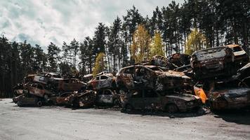 irpin, región de Kyiv, ucrania - 28 de abril de 2022. cementerio de coches en irpin, consecuencias de la invasión del ejército ruso en ucrania. foto