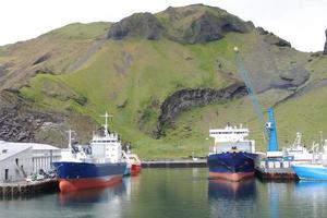 barcos industriales en un puerto en islandia foto