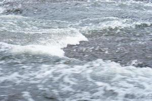 el agua fluye en un arroyo en la temporada de lluvias. foto