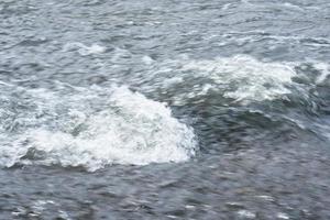 el agua fluye en un arroyo en la temporada de lluvias. foto