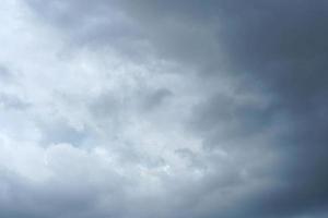 fondo de nubes negras antes de la tormenta foto