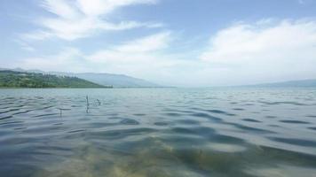 timelapse del lago naturale. movimento timelapse dell'acqua del lago con vista dal basso. video