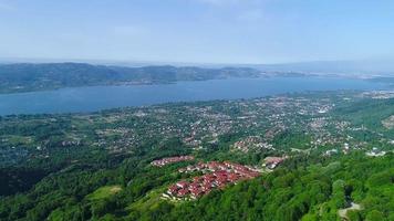 lindo lago e cidade na natureza verde. vista aérea grande lago e cidade no vale verde. Sakarya-sapanca cidade de, turquia. video