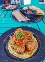 plato de albóndigas tortillas restaurante papacharly playa del carmen méxico. foto