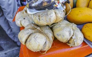 mercado con frutas y verduras en mexico. foto