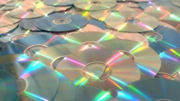 Schieben Sie einen Dolly entlang endloser CD-DVD-Daten-Discs und halten Sie auf einer goldenen an video