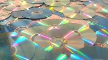 chariot glissant le long de disques de données cd dvd sans fin et s'arrêtant sur un disque doré video