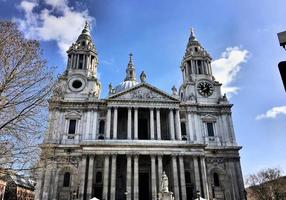 una vista de la catedral de san pablo en londres foto