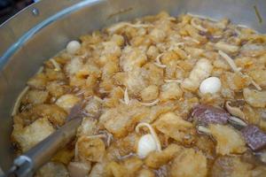 sopa de fauces de pescado grande, sopa tradicional tailandesa con brotes de bambú, pescado de fauces en el bot de ebullición grande. foto