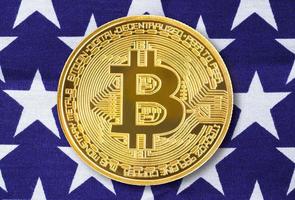 moneda de bitcoin de oro en el fondo de la bandera de estados unidos foto