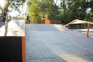 Bmx rider entrenando y haciendo trucos en street plaza, bicyxle stunt rider en cocncrete skatepark foto