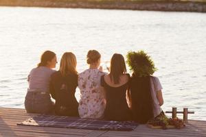 fiesta de verano de jóvenes hermosas mujeres con vino, balneario relajante en un día soleado foto