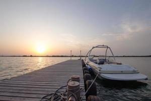 barco blanco durante la puesta de sol foto