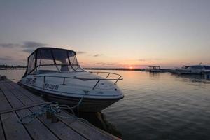 barco blanco durante la puesta de sol foto