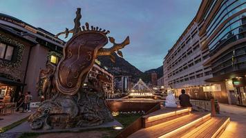 andorra la vella, andorra. 2022 mayo 12 . pont de paris de fondo y la obra de salvador dali nobleza del tiempo en verano de 2022. foto