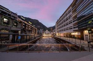 andorra la vella, andorra. 2022 mayo 12 . pont de paris de fondo y la obra de salvador dali nobleza del tiempo en verano de 2022. foto