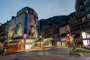 andorra la vella, andorra. 2022 mayo 12 . pont de paris de fondo y la obra de salvador dali nobleza del tiempo en verano de 2022. foto