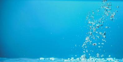 imagen de fondo abstracto de burbujas en el agua. agua limpia con gotas de agua y olas. agua dulce un vaso con burbujas de fondo azul. foto