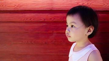 tiro en la cabeza de una encantadora niña asiática de 3 años, un niño pequeño. foto