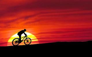 hombre con bicicleta y viajes de aventura foto