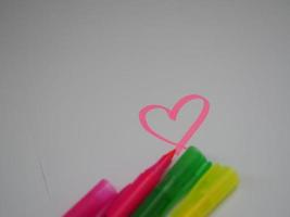 me encanta el fabricante de bolígrafos amarillo verde rosa sobre fondo blanco foto