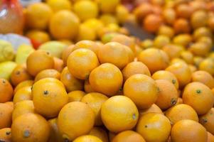 Mercado de frutas con varias frutas y verduras frescas coloridas foto