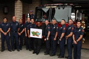 los angeles, 8 de junio - cee lo green con los bomberos de sierra madra en el evento duracell, potencia a los que nos protegen en el departamento de bomberos de sierra madre el 8 de junio de 2011 en sierra madre, ca foto