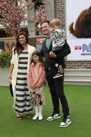 los angeles 2 de junio - tiffani thiessen, brady smith, holt smith y harper smith en el estreno de la vida secreta de mascotas 2 en el teatro del pueblo el 2 de junio de 2019 en westwood, ca foto