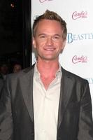 los angeles, 24 de febrero - neil patrick harris llega al bestial estreno en pacific theaters at the grove el 24 de febrero de 2011 en los angeles, ca foto